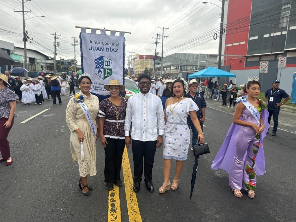 David Alexander Bernal, representante de Juan Díaz, junto a la comitiva y reinas del corregimiento