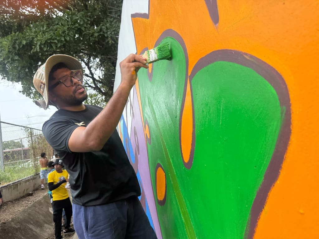 David Bernal participando en la pintura del mural ecológico
